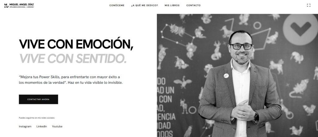 Psicólogo profesional ofreciendo charla motivacional y desarrollo de habilidades