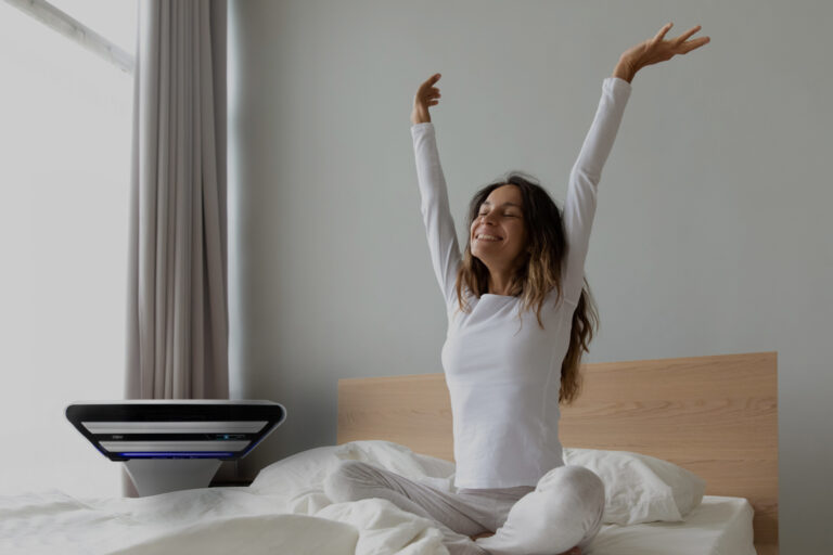 Mujer disfrutando de un ambiente saludable gracias al purificador de aire BIOW.