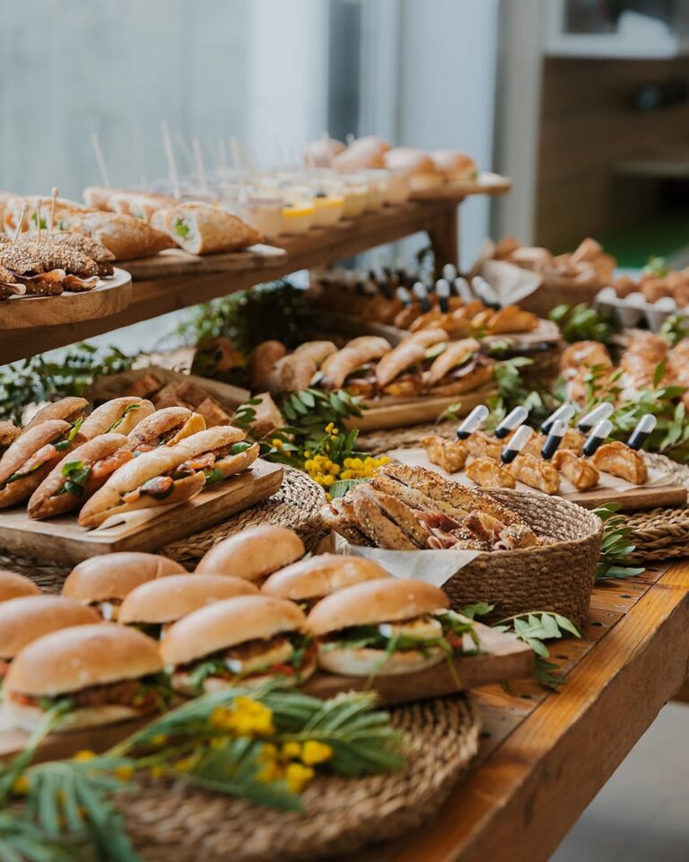 Mesa de catering artesanal en evento – desarrollo web para pastelerías