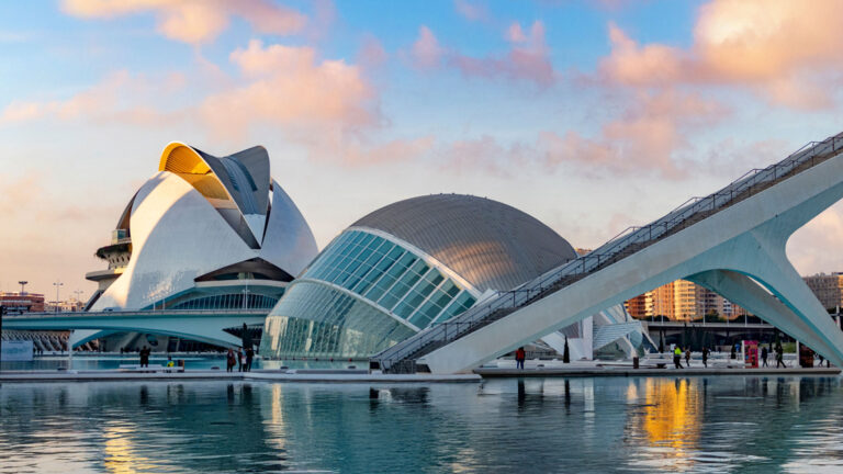 Imagen de la Ciudad de las Artes y las Ciencias con el texto “Las mejores empresas de diseño web en Valencia” de 14soles