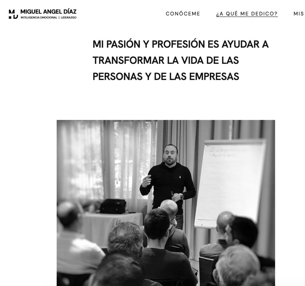 Miguel Ángel Díaz impartiendo formación en inteligencia emocional y liderazgo ante un grupo de personas

