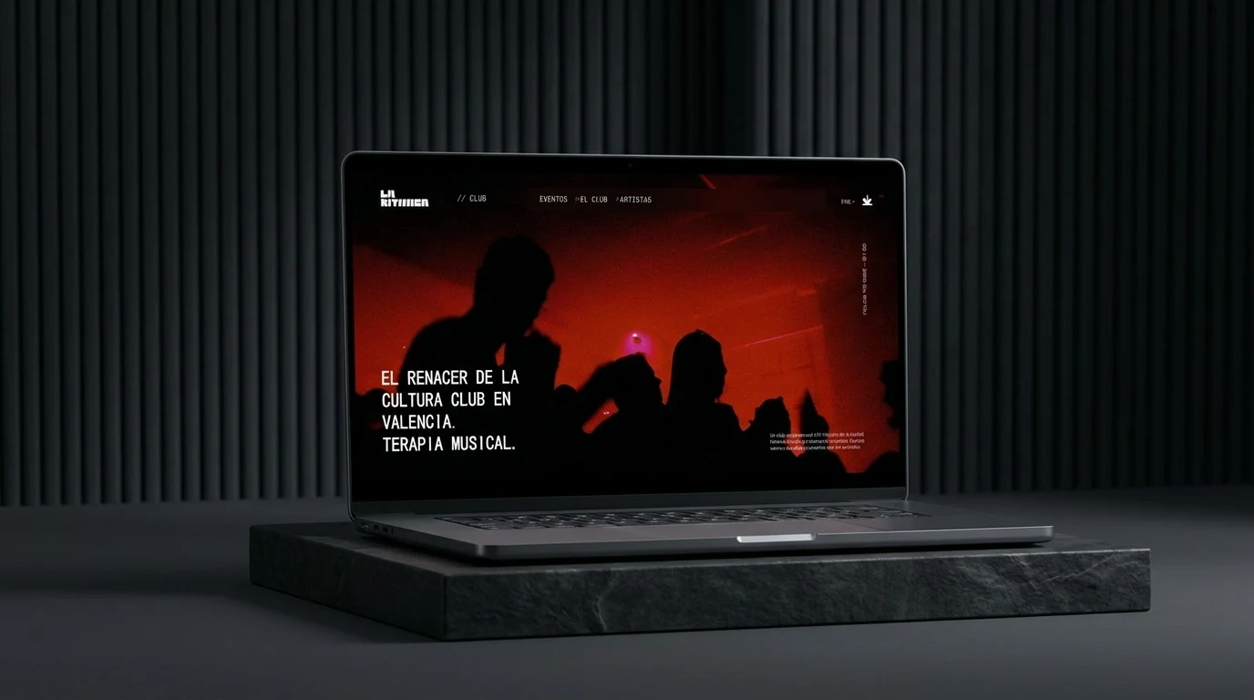 Showcase sección Club La Rítmica en MacBook Pro con atmósfera carmesí